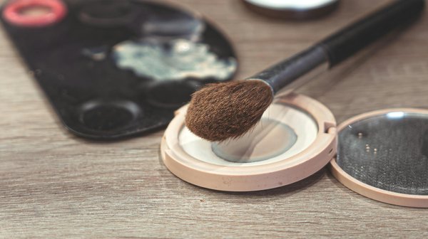 Le henné : une coloration naturelle pour des cheveux brillants