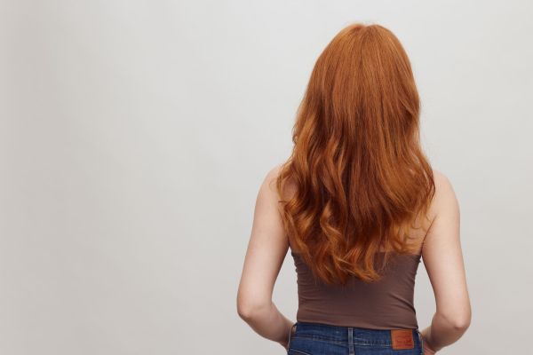 Le henné : une coloration naturelle pour des cheveux brillants