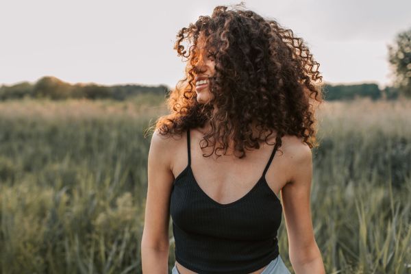 Soins spécifiques pour cheveux bouclés : pourquoi sont-ils essentiels ?